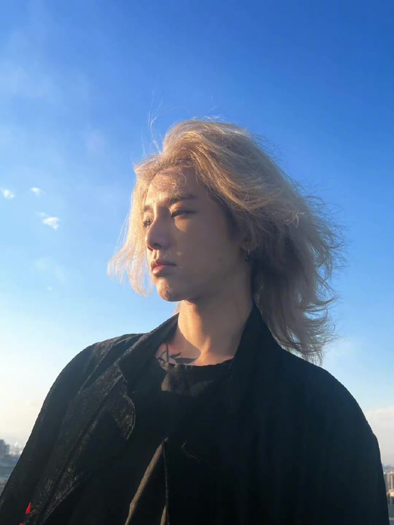 ​恋情坐实？ 华晨宇带王悦伊与友人聚会  染同款发色暗秀恩爱