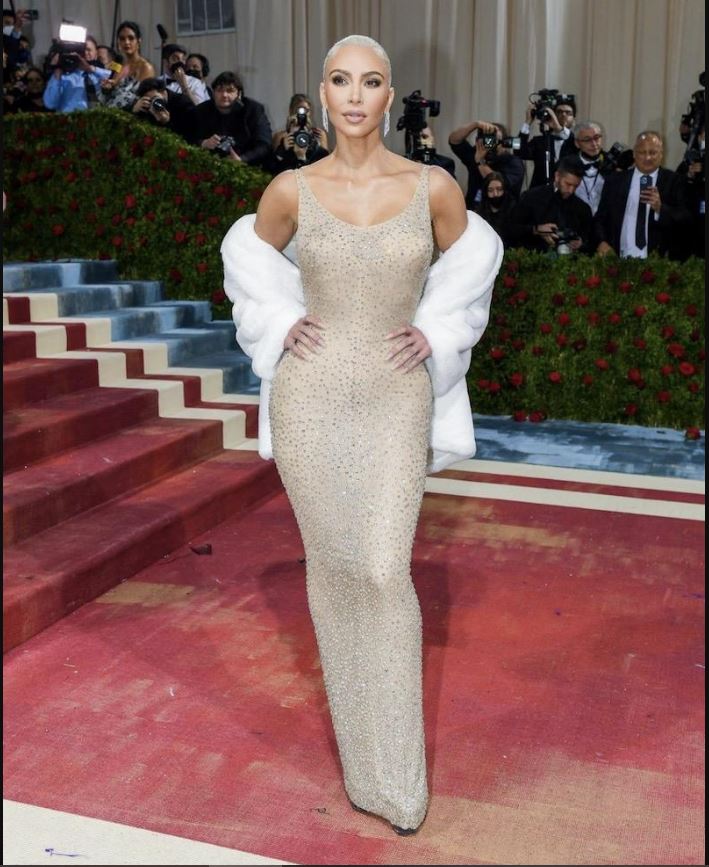 ​金卡黛珊没穿损玛丽莲梦露礼服？ 博物馆帮撇清被打脸