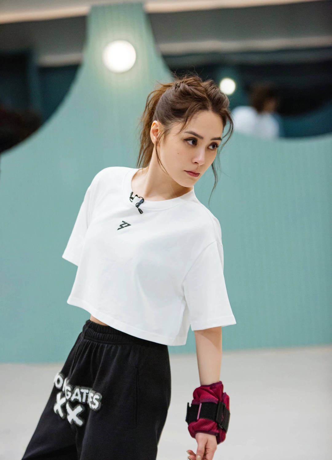 《乘风》女星被曝上大号不冲水 钟欣潼转发再秒被调侃