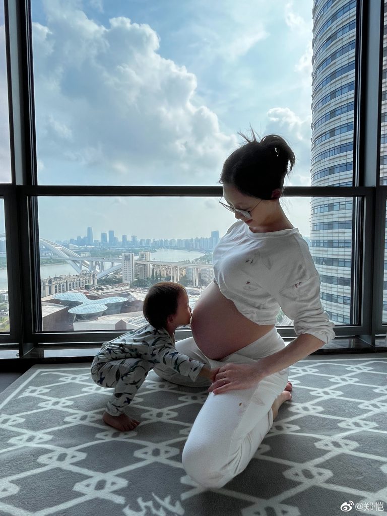 《奔跑吧》郑恺儿二胎得子 意外曝光豪宅