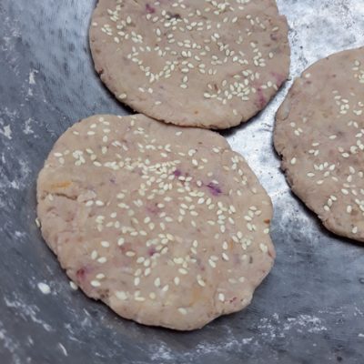 【重拾新村生活法】黄秀仪／新村星级茶点——芝麻番薯饼