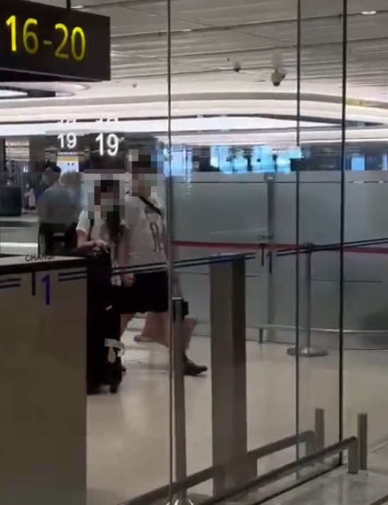 丈夫与女生甜蜜牵手  妻携儿机场当场抓包