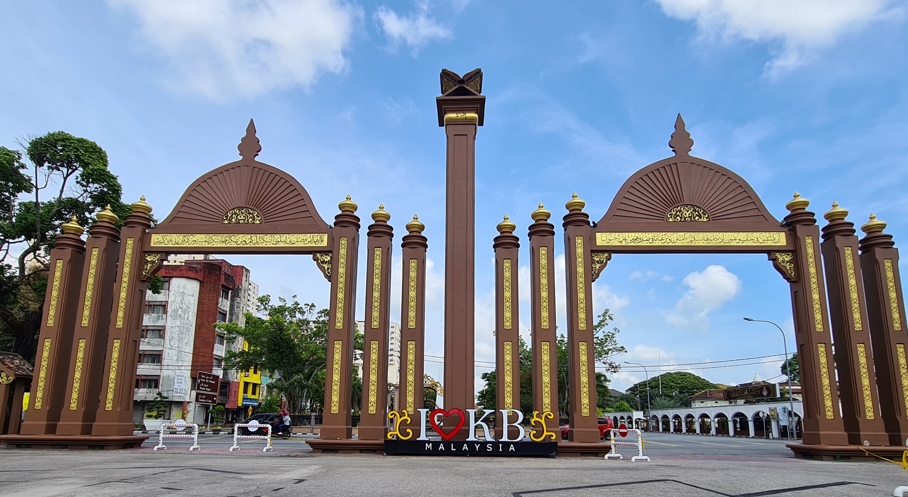 东:丹登学校假期旅游人潮