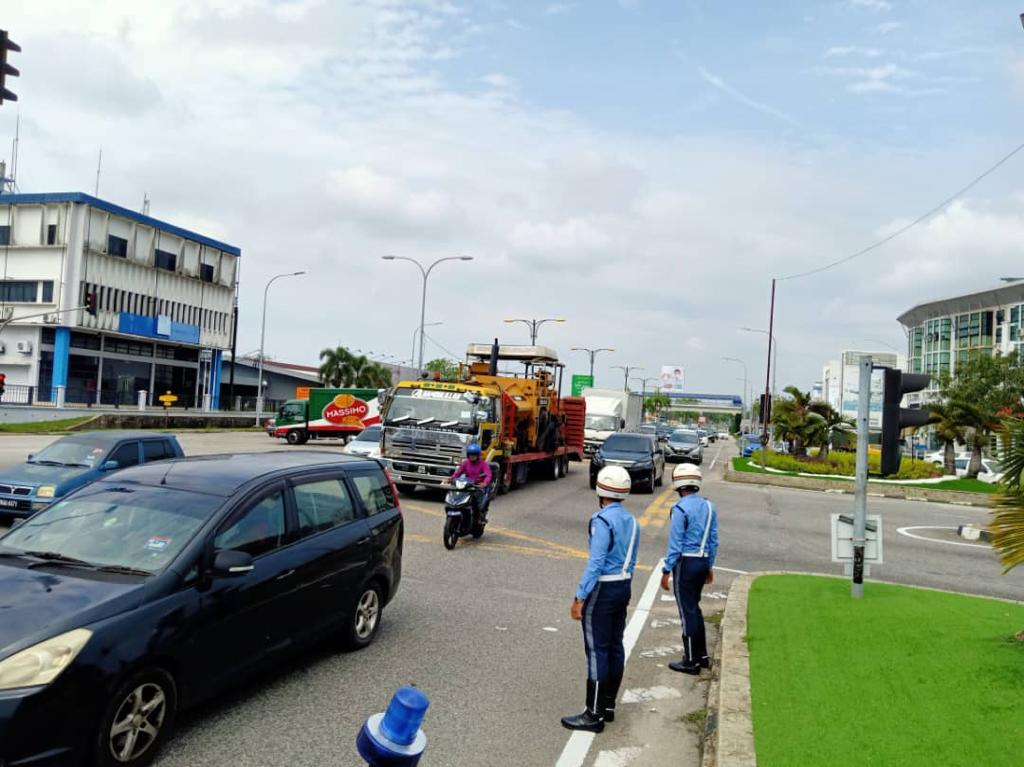 东：关丹市政厅设​交通督导员加强执法，维持市内交通秩序。