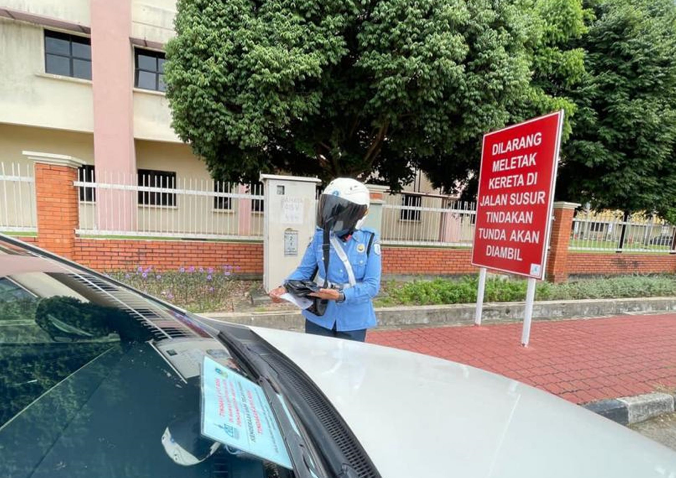 东：关丹市政厅设​交通督导员加强执法，维持市内交通秩序。