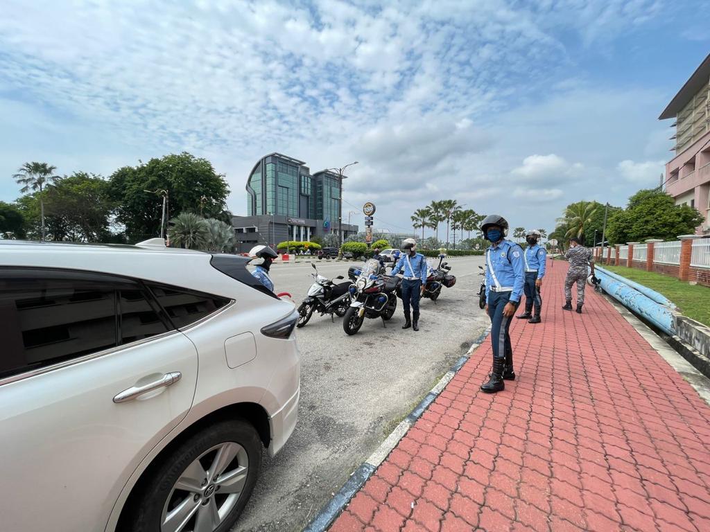 东：关丹市政厅设​交通督导员加强执法，维持市内交通秩序。