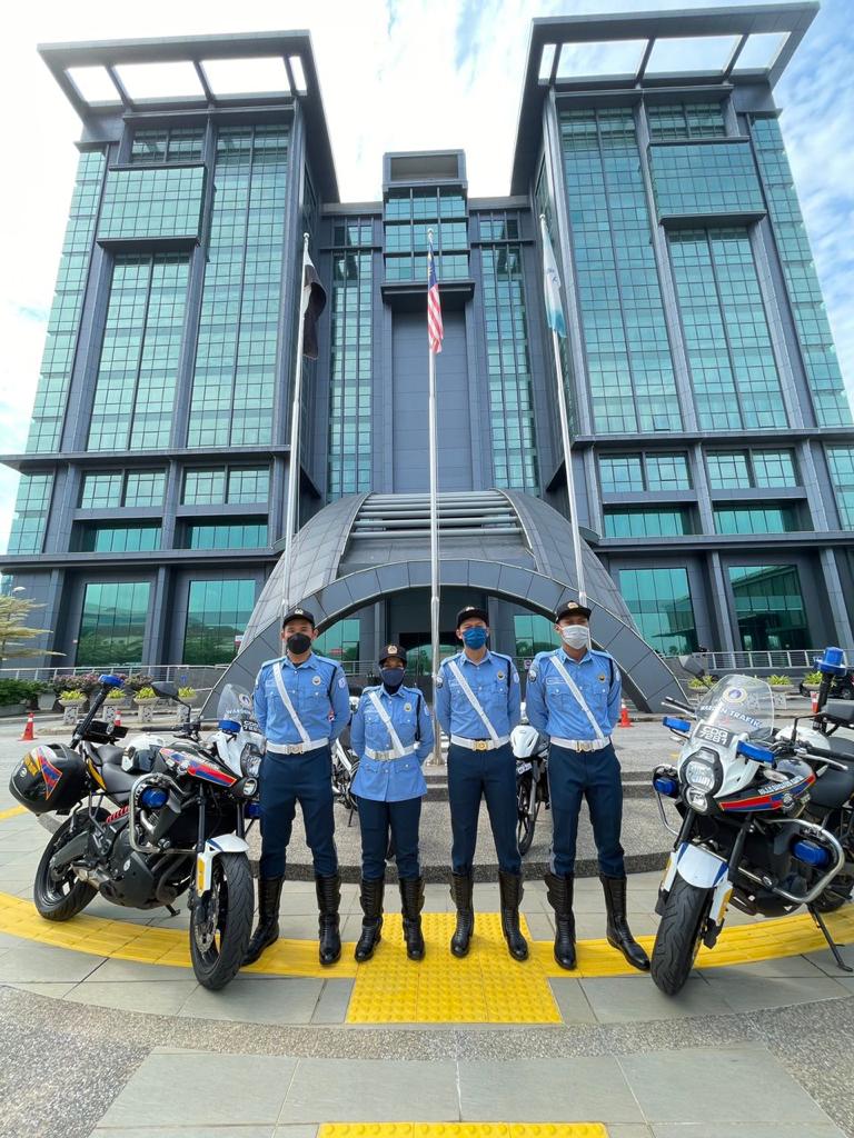 东:关丹市政厅设交通督导员加强执法,维持市内交通秩序。