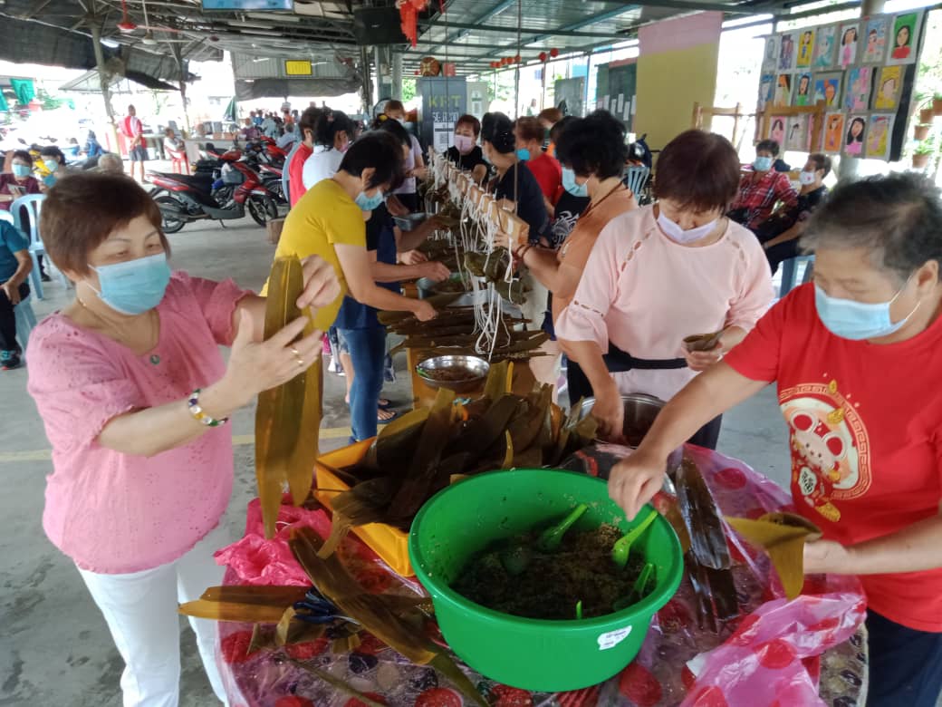 东：劳勿黄氏江夏堂端午节裹粽手艺观摩赛