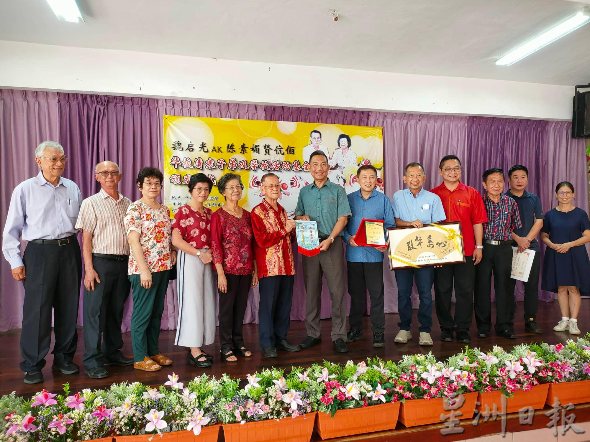 东:吉兰丹华社闻人魏启光今年迎来87岁寿辰,今日与夫人陈素媚献捐9万令吉给全丹18所华校,传为华教佳话。