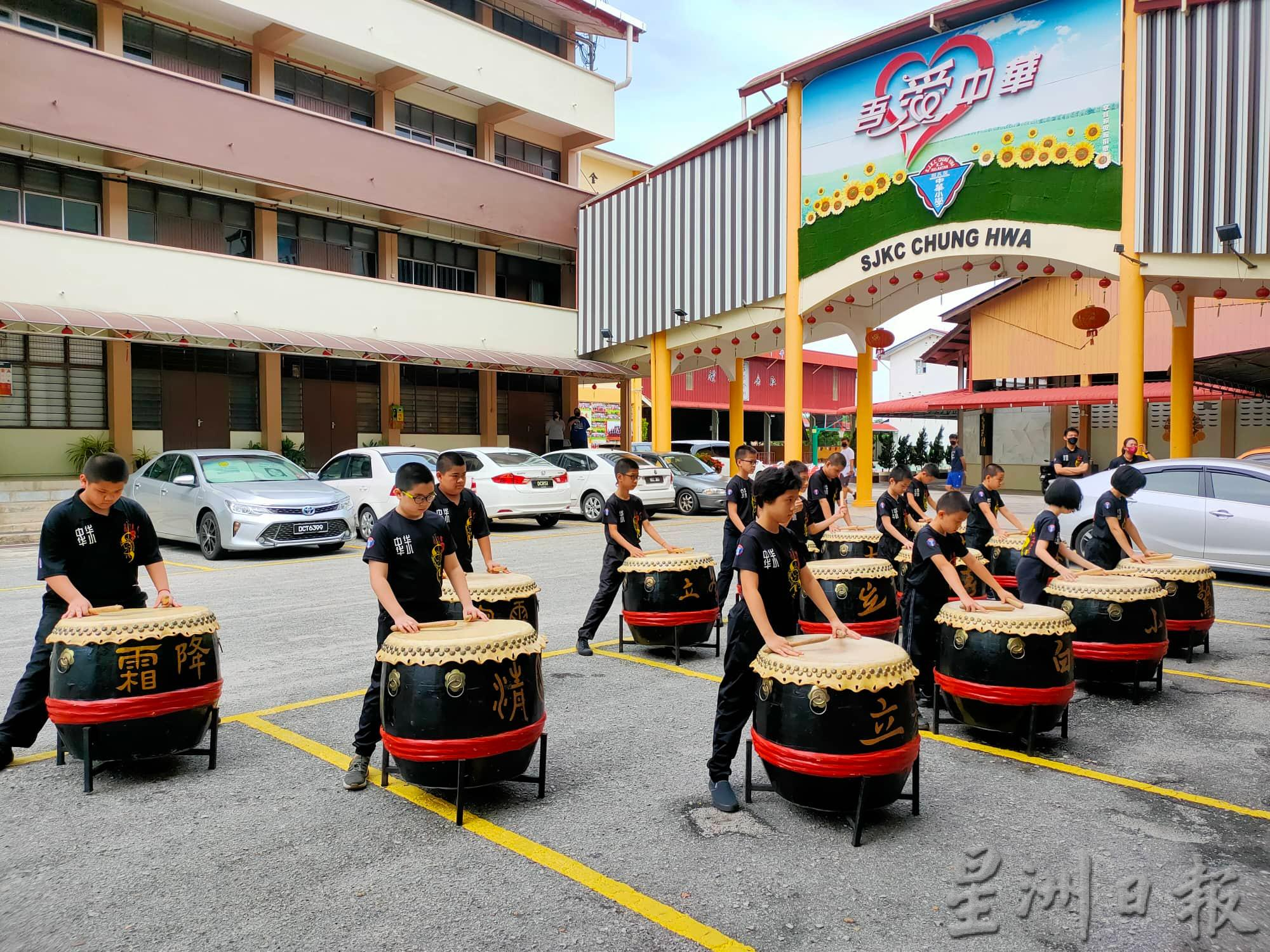 东:吉兰丹华社闻人魏启光今年迎来87岁寿辰,今日与夫人陈素媚献捐9万令吉给全丹18所华校,传为华教佳话。