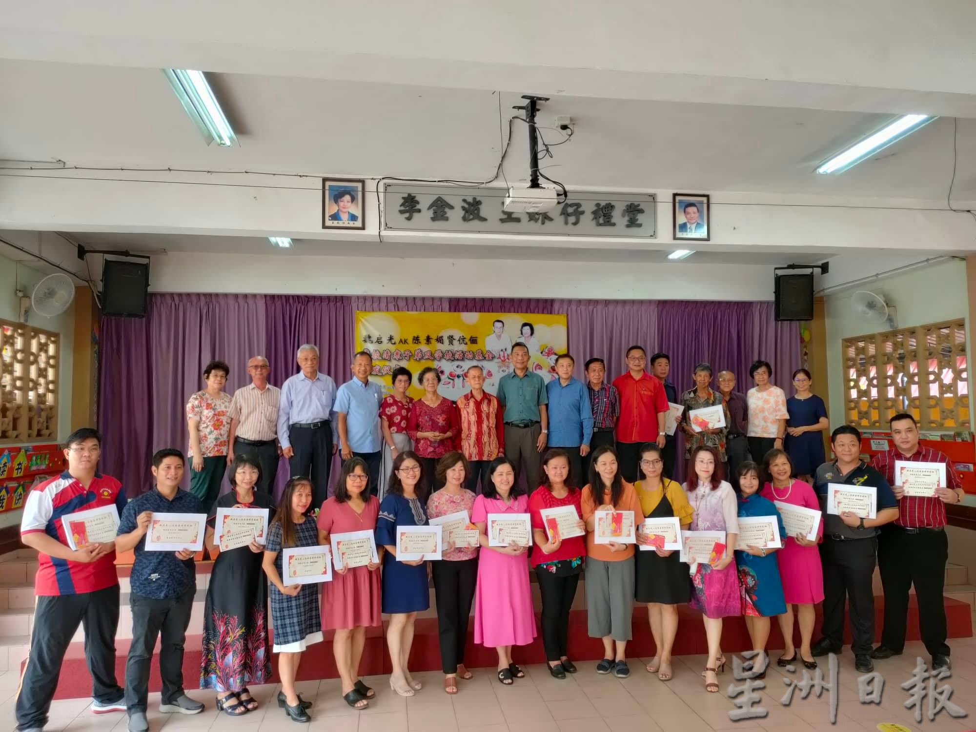 东:吉兰丹华社闻人魏启光今年迎来87岁寿辰,今日与夫人陈素媚献捐9万令吉给全丹18所华校,传为华教佳话。