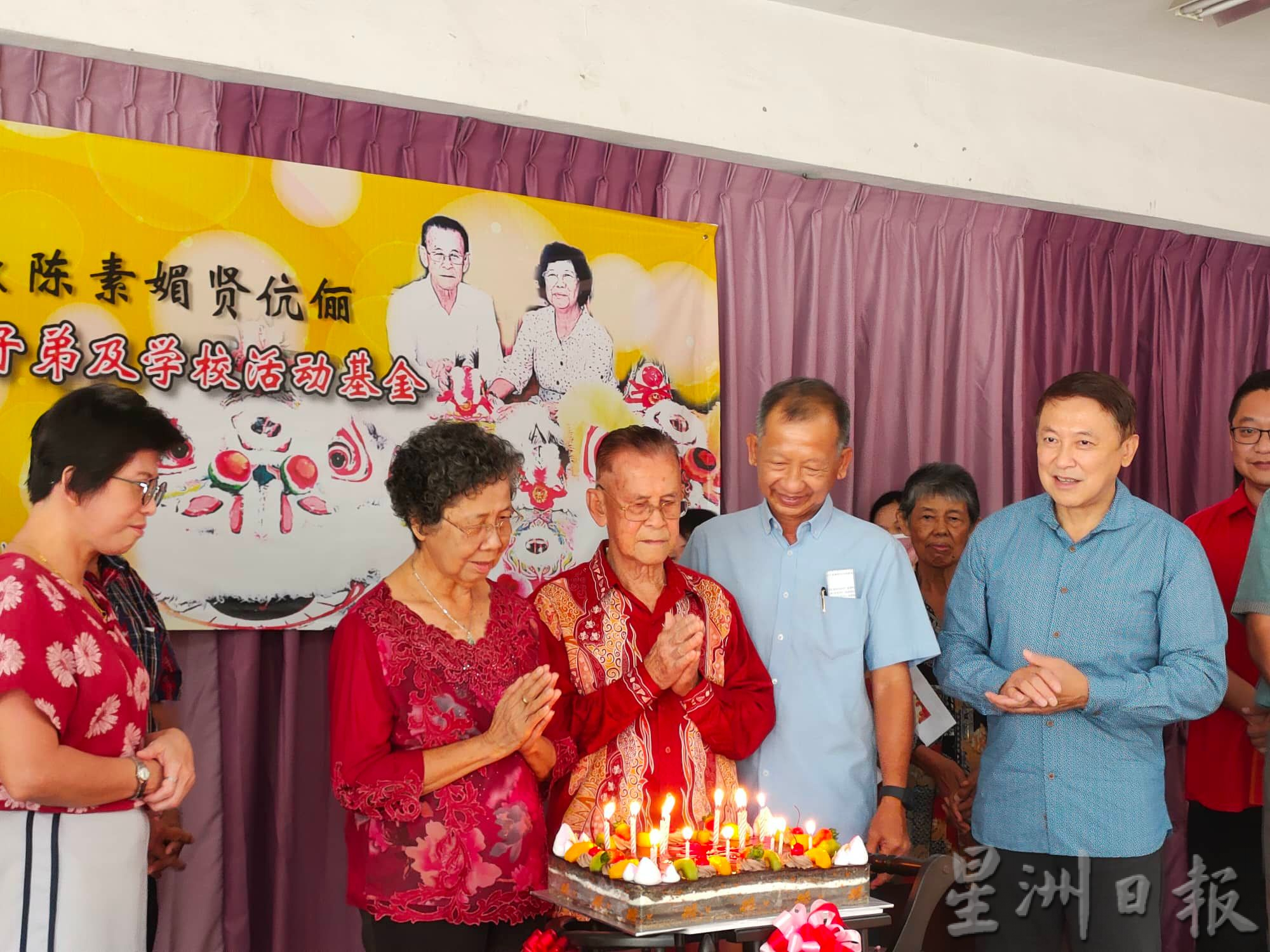 东:吉兰丹华社闻人魏启光今年迎来87岁寿辰,今日与夫人陈素媚献捐9万令吉给全丹18所华校,传为华教佳话。