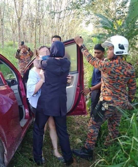 东：女子在胶园迷路