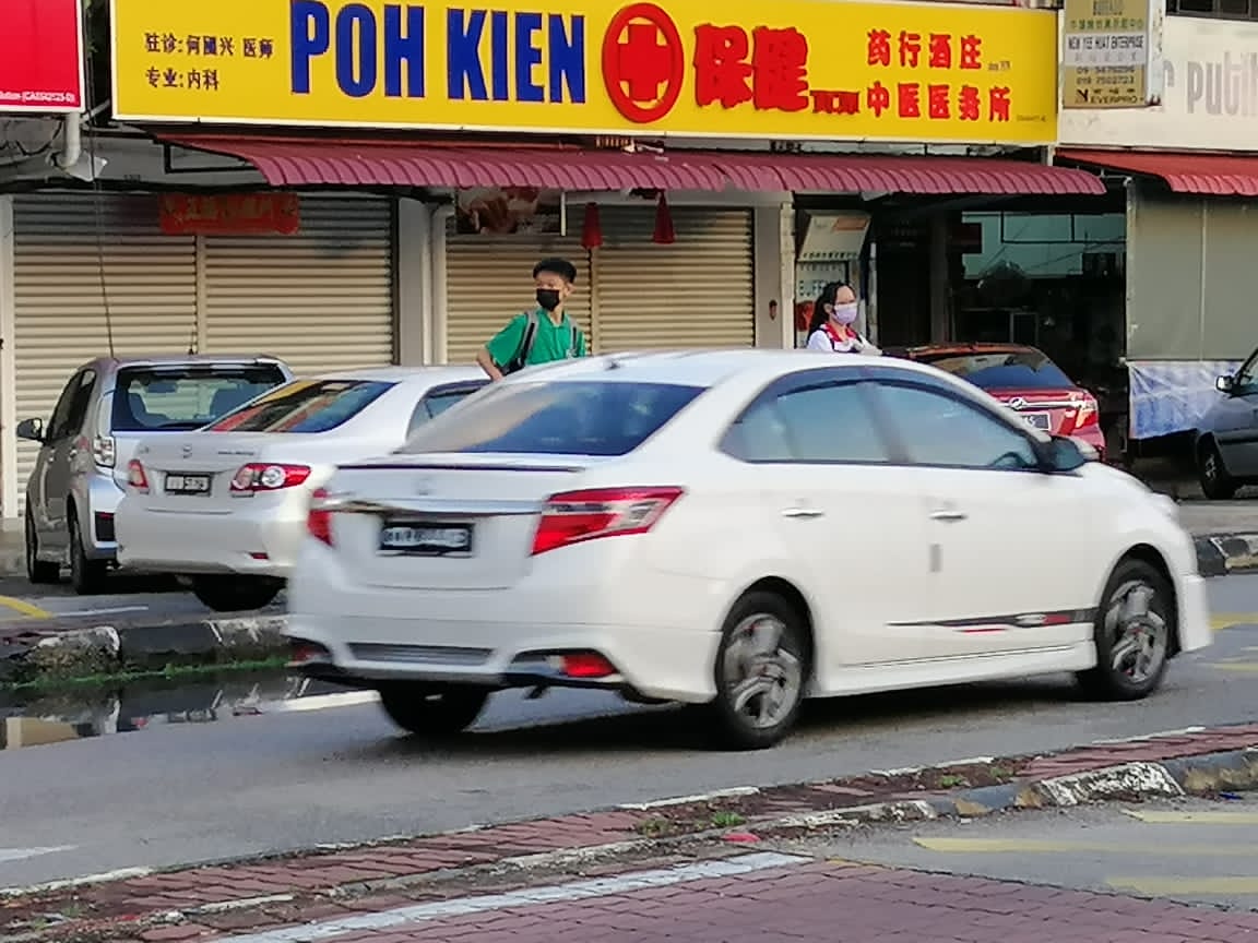 东:阿亦布爹中学校前交通灯失灵约两个月,校方投诉数次无下落,导致教职员及保安需充当交通员,该校家协除了希望当局尽快维修之余,也冀望可以在该处建设行人天桥。