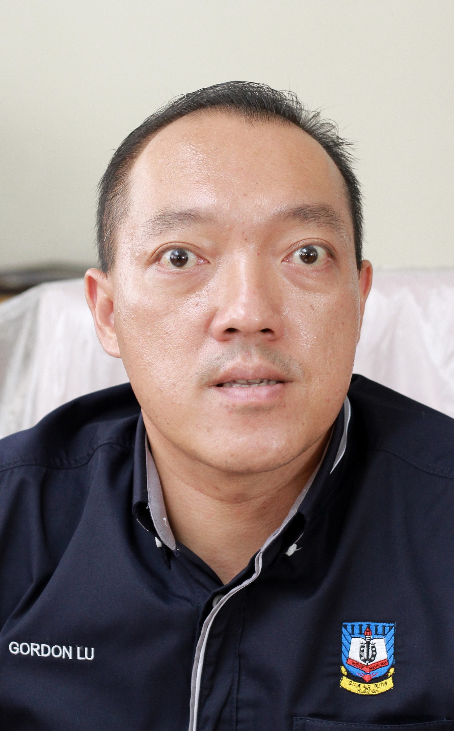 东:阿亦布爹中学校前交通灯失灵约两个月,校方投诉数次无下落,导致教职员及保安需充当交通员,该校家协除了希望当局尽快维修之余,也冀望可以在该处建设行人天桥。