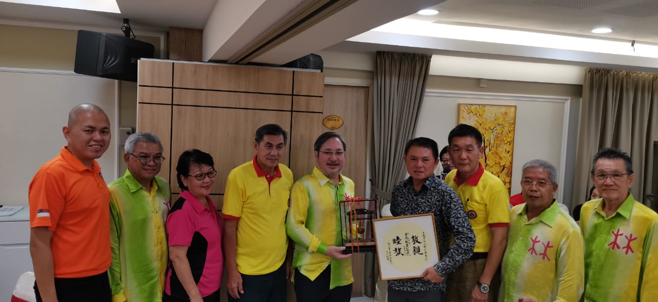 东:马来西亚林氏宗亲总会署理总会长丹斯里林福山强调,主办越野车队就是要凝聚宗亲们的力量和筹款,不是为了吃喝玩乐。