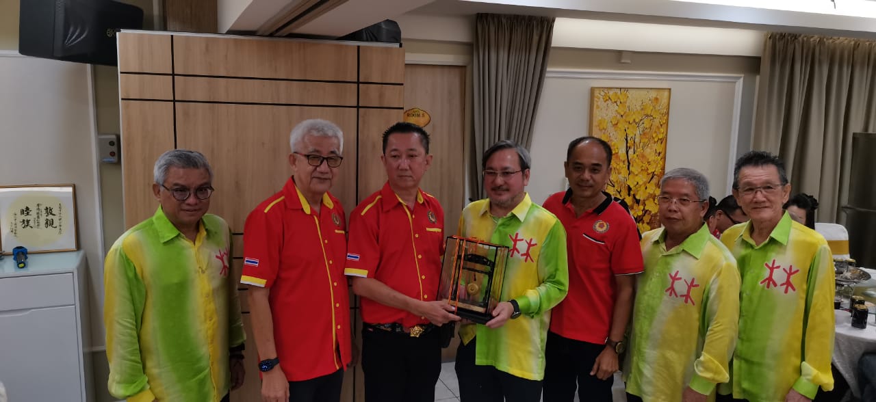 东:马来西亚林氏宗亲总会署理总会长丹斯里林福山强调,主办越野车队就是要凝聚宗亲们的力量和筹款,不是为了吃喝玩乐。