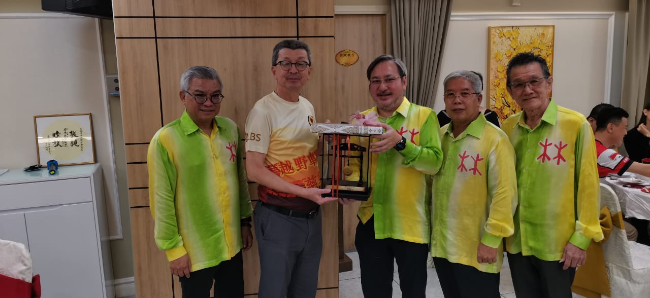 东:马来西亚林氏宗亲总会署理总会长丹斯里林福山强调,主办越野车队就是要凝聚宗亲们的力量和筹款,不是为了吃喝玩乐。