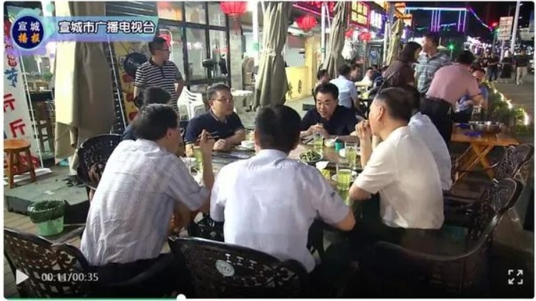 中国多地官员逛夜市宣传促消费