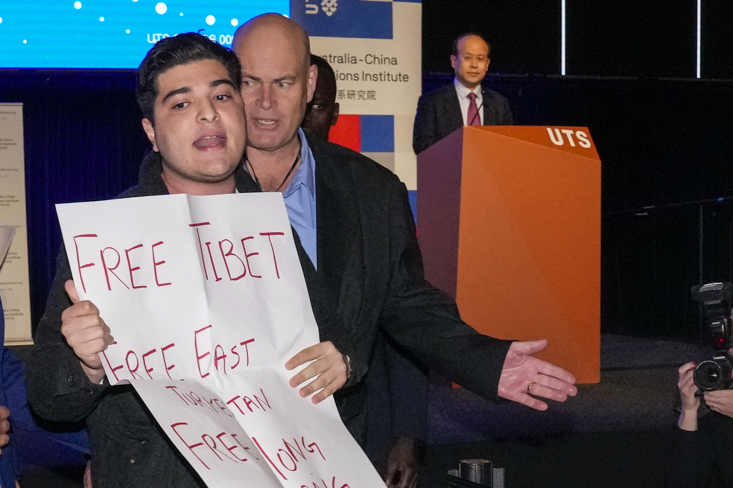 中国驻澳洲大使在悉尼讲话时被抗议者打断