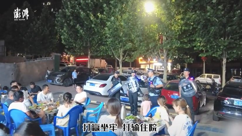 中警巡逻烧烤店　 洛阳民警:“打赢坐牢、打输住院”