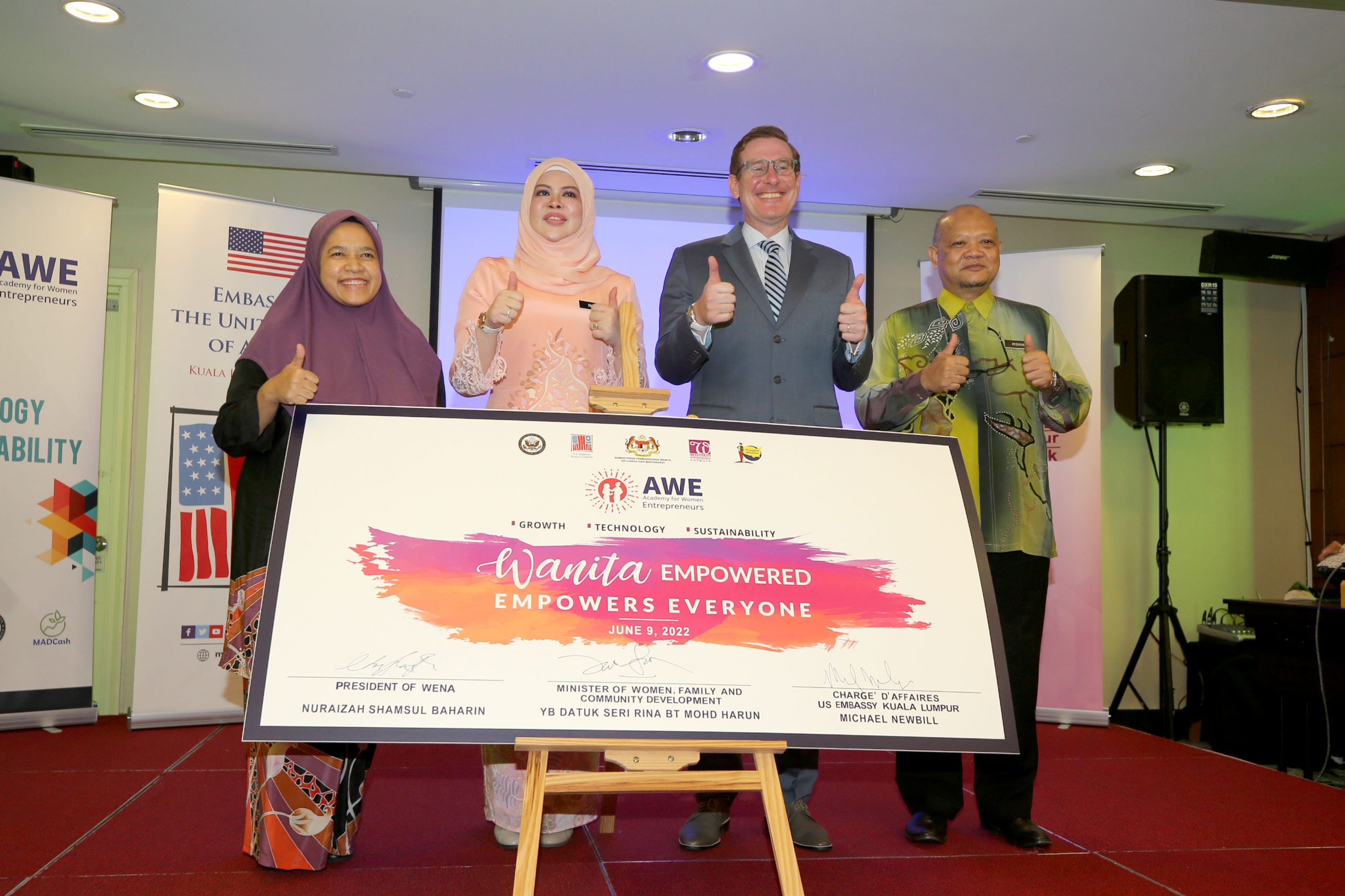 丽娜哈仑出席第三届女企业家学院开幕仪式