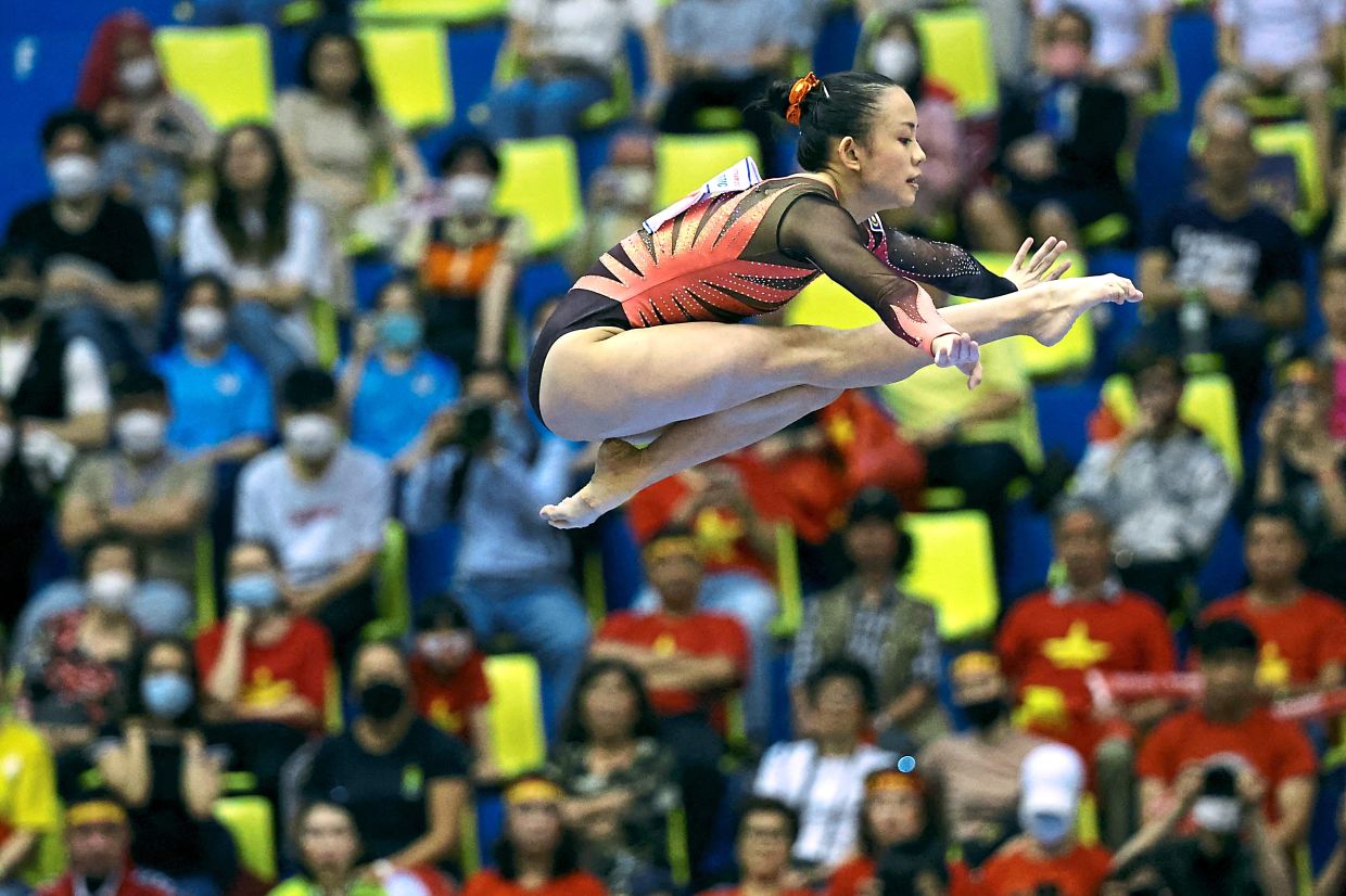 伯明翰共运会器械操 杨丽雯苦练高难度动作