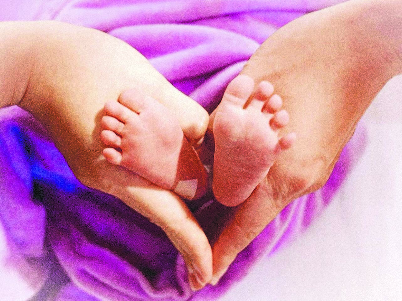 何雁诗官宣产子 郑俊弘赞老婆：超级英雄