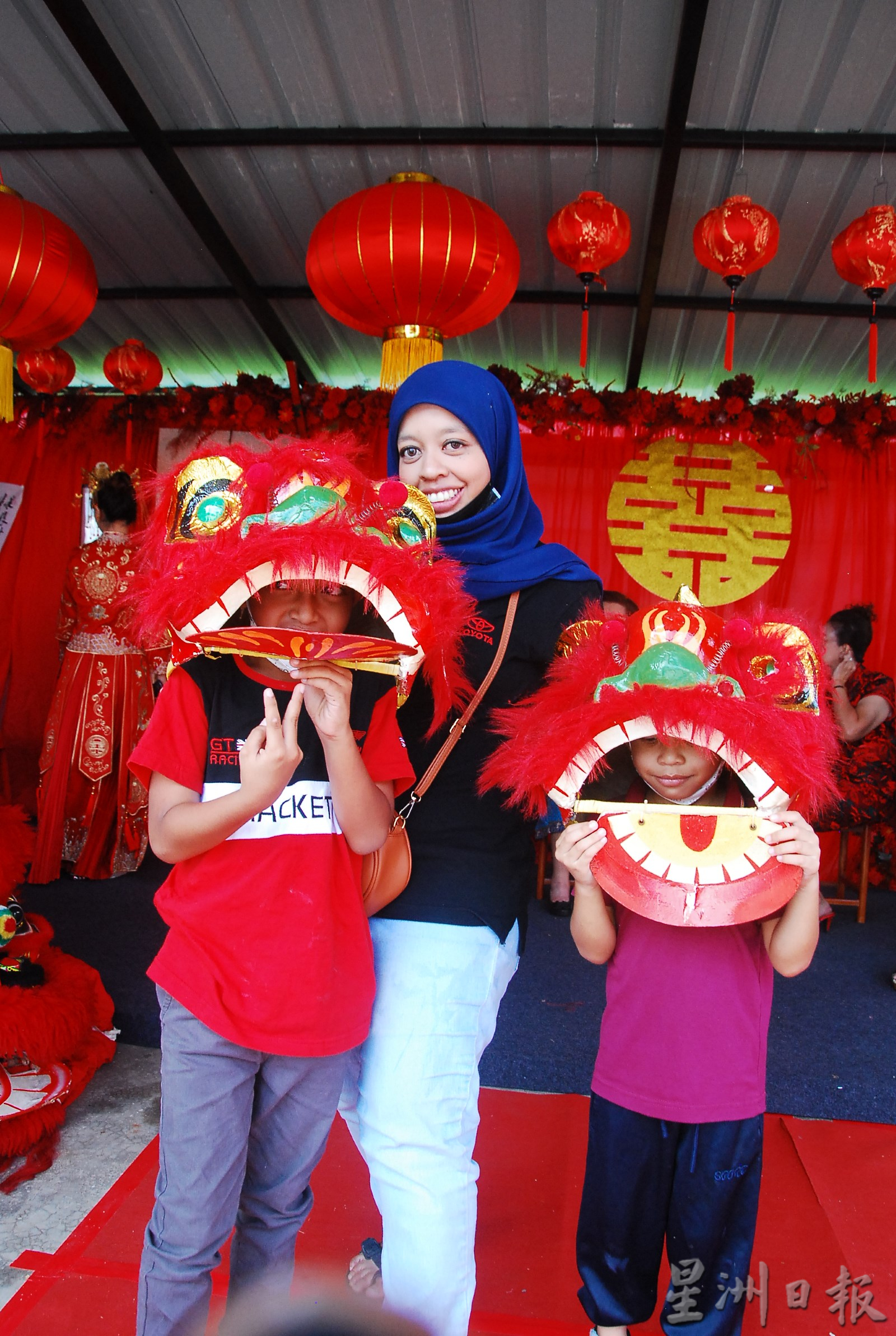 供星洲网／华裔新人向团结部长哈丽玛敬茶