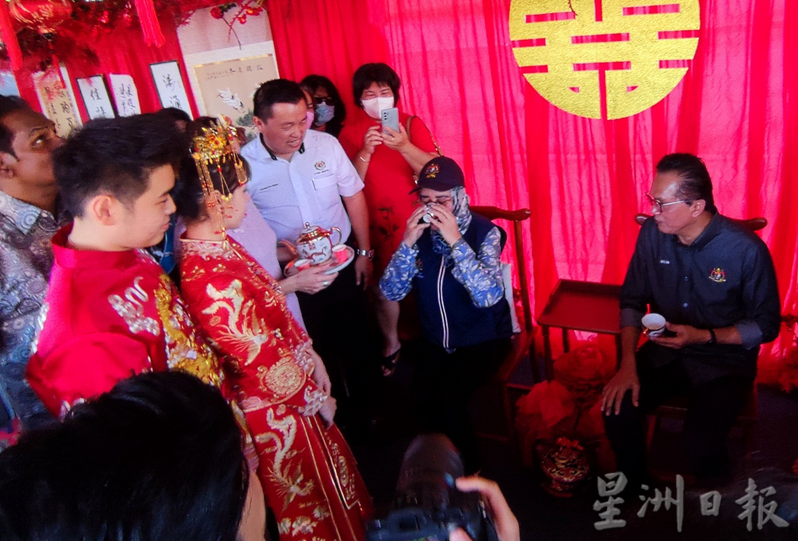 供星洲网／华裔新人向团结部长哈丽玛敬茶