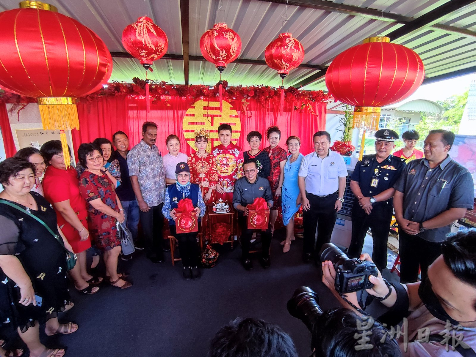 供星洲网／华裔新人向团结部长哈丽玛敬茶