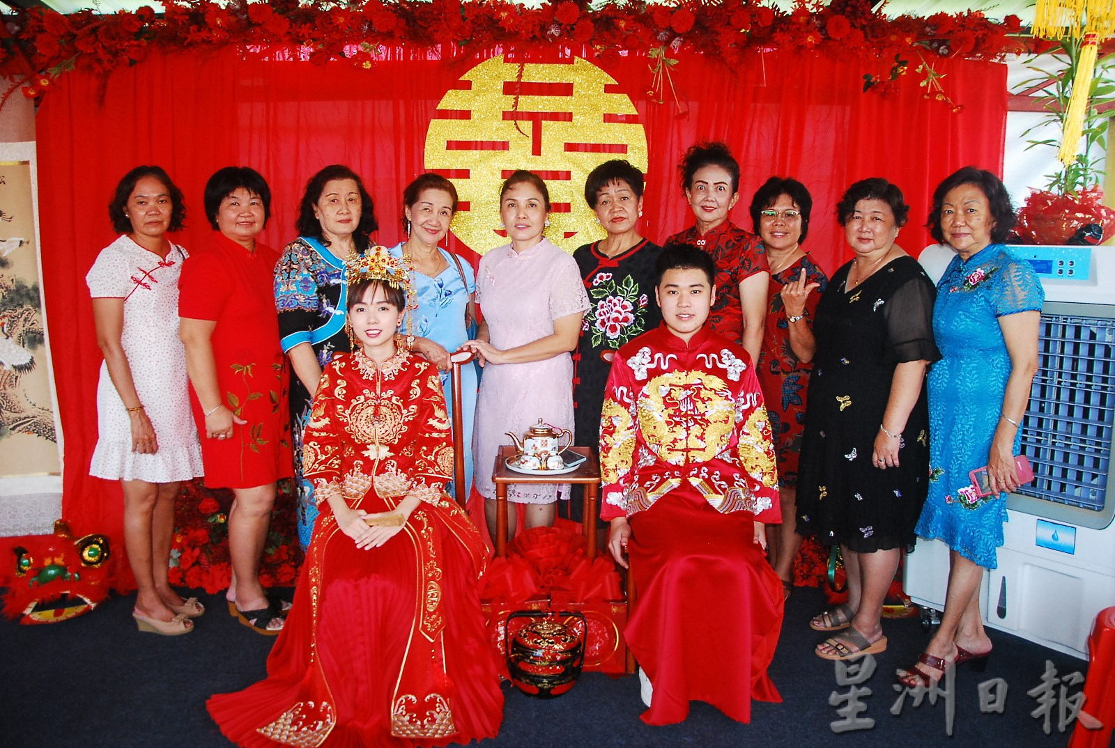 供星洲网／华裔新人向团结部长哈丽玛敬茶