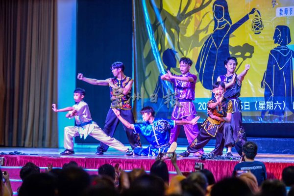 供FB／芙中复办教师节庆典，校长压轴演奏《海阔天空》气氛热爆