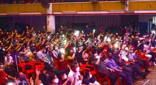 供FB／芙中复办教师节庆典，校长压轴演奏《海阔天空》气氛热爆