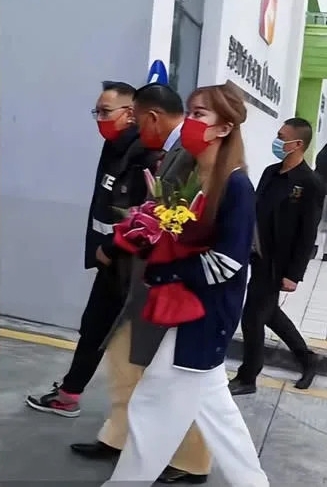 健康亮红灯 64岁万梓良走路需2人搀扶