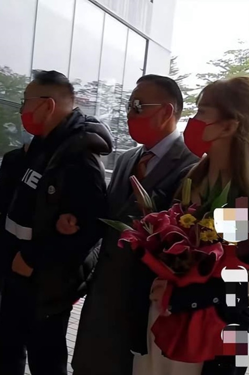 健康亮红灯 64岁万梓良走路需2人搀扶