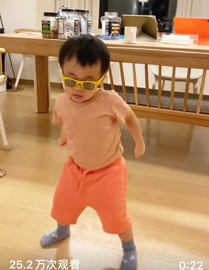 儿化身舞王萌跳PSY舞曲 古巨基期待报名亲子班