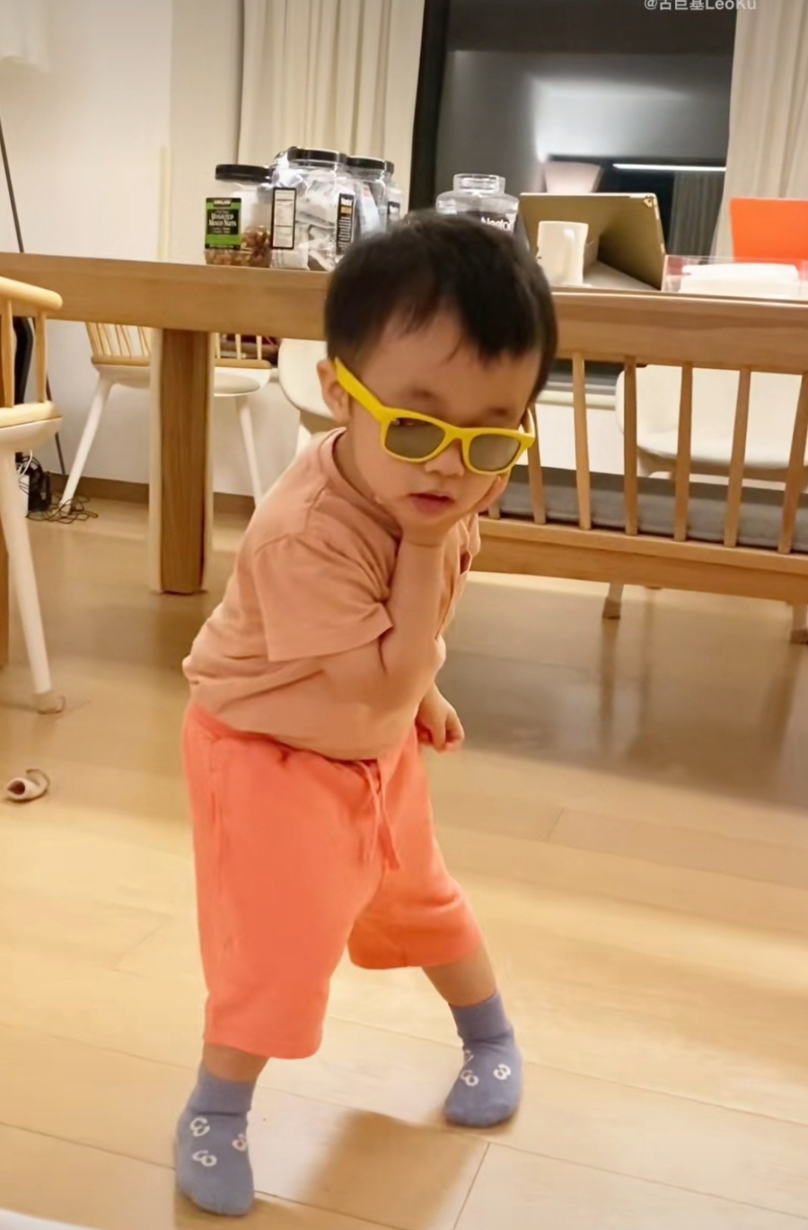 儿化身舞王萌跳PSY舞曲 古巨基期待报名亲子班