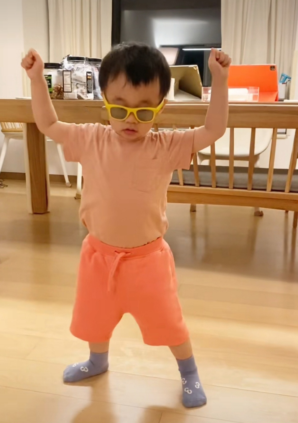 儿化身舞王萌跳PSY舞曲 古巨基期待报名亲子班