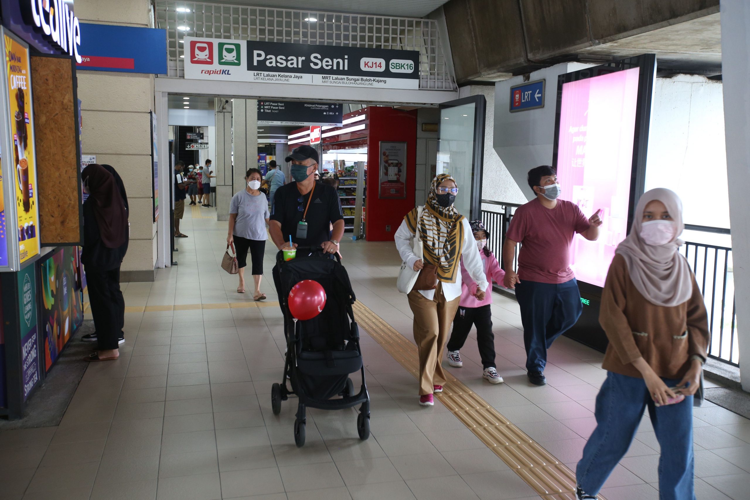 免费措施开跑了 扶老携幼 搭公交出游