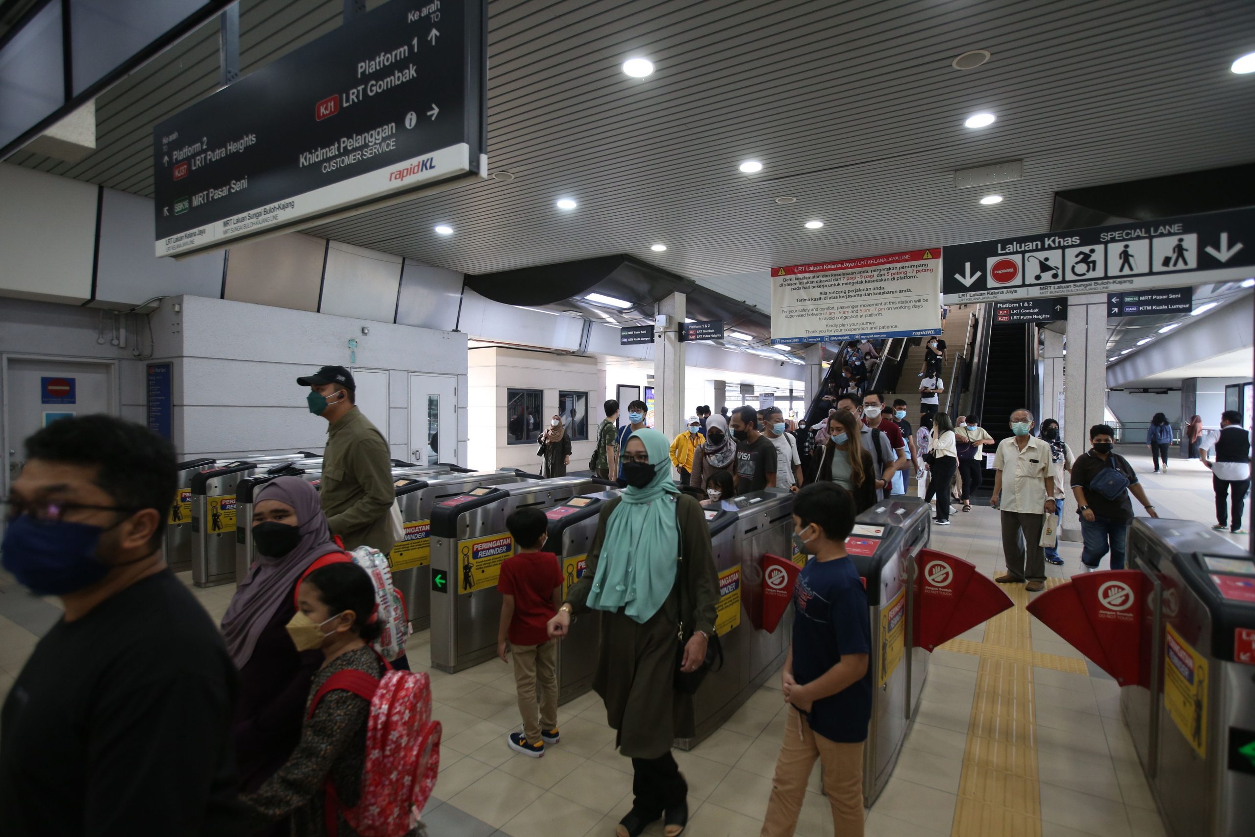 免费措施开跑了 扶老携幼 搭公交出游