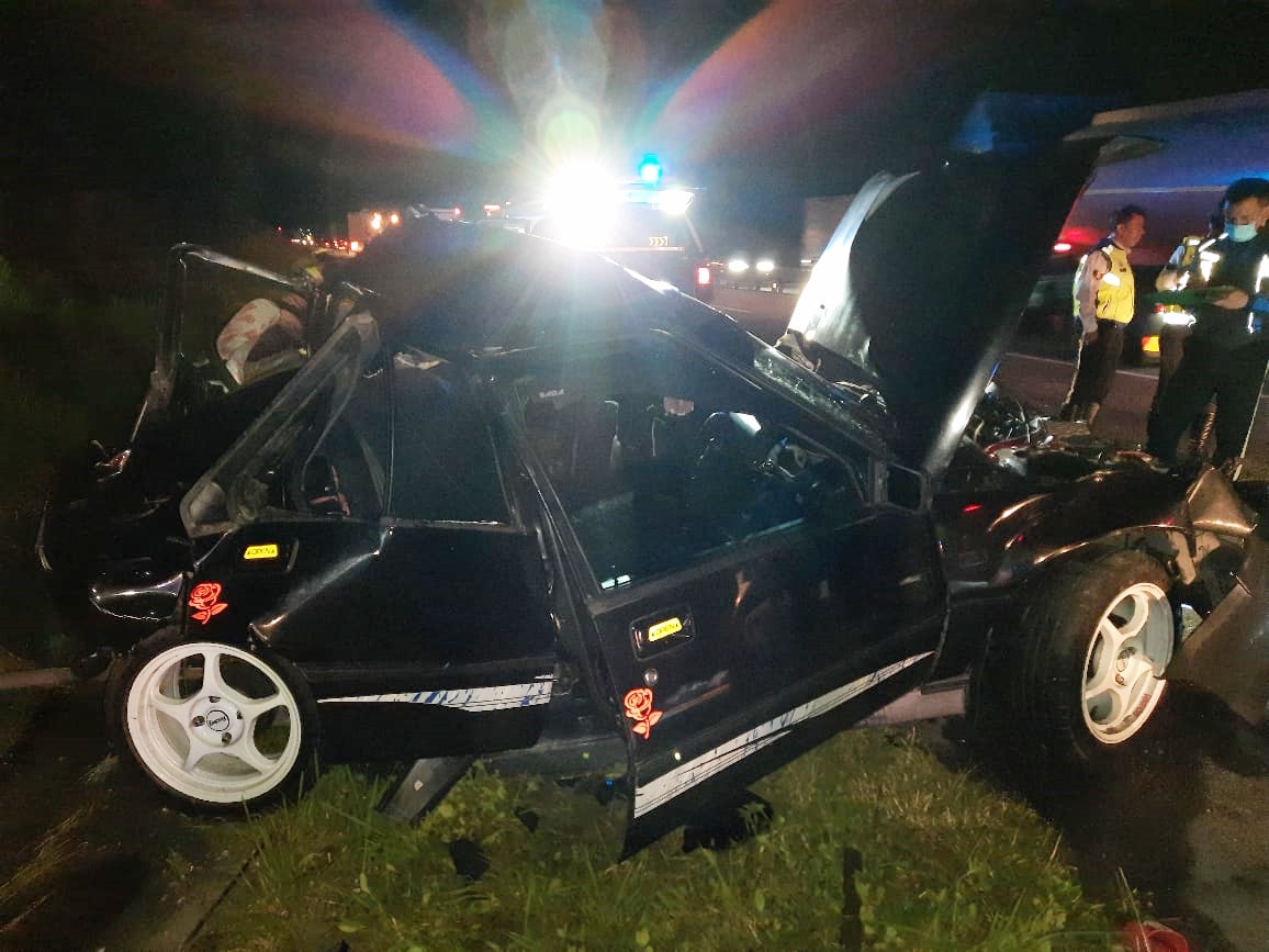 全国版/已签/南北大道轿车罗里车祸 2年幼姐弟命丧虎口