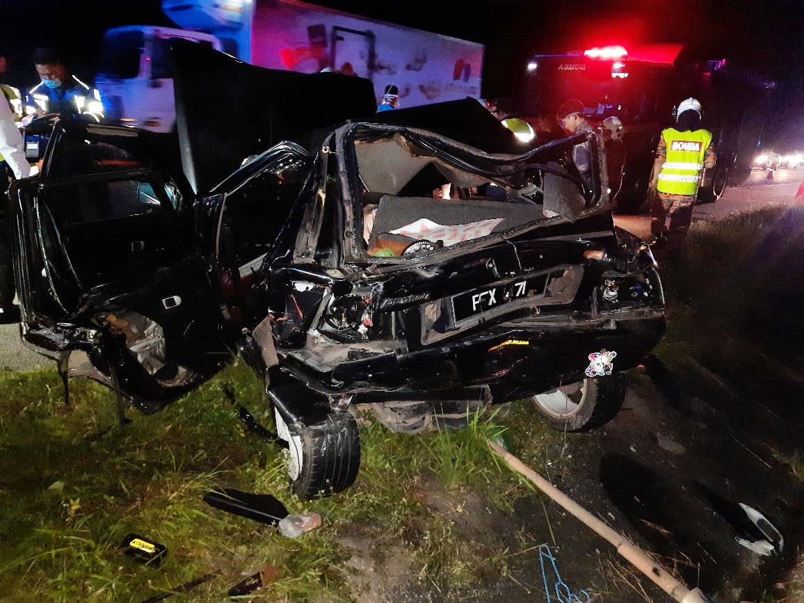 全国版/已签/南北大道轿车罗里车祸 2年幼姐弟命丧虎口