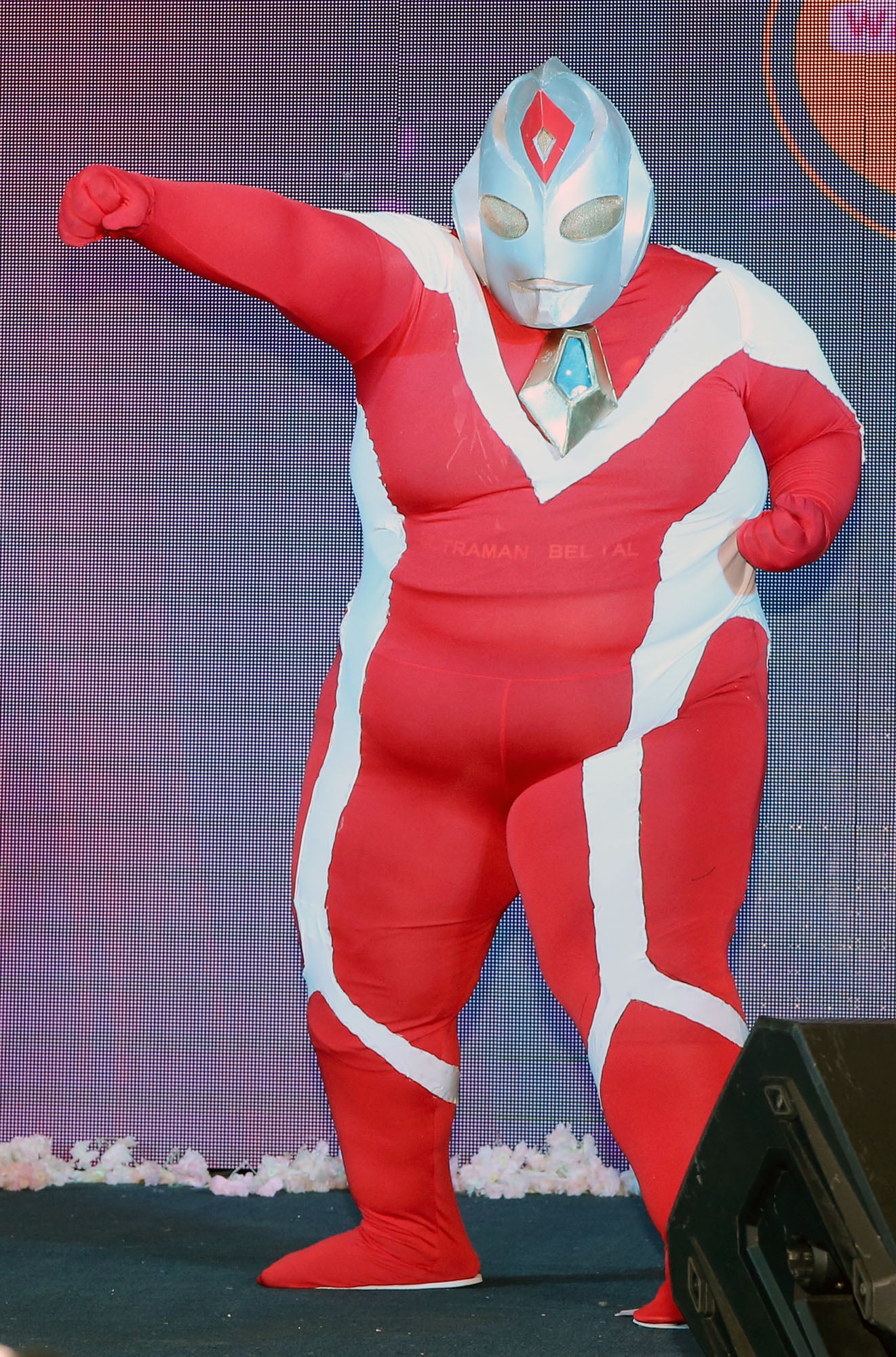 全国版/未签/法基里扮咸蛋超人爆红 被嘲“肥超人”依然勇于追梦