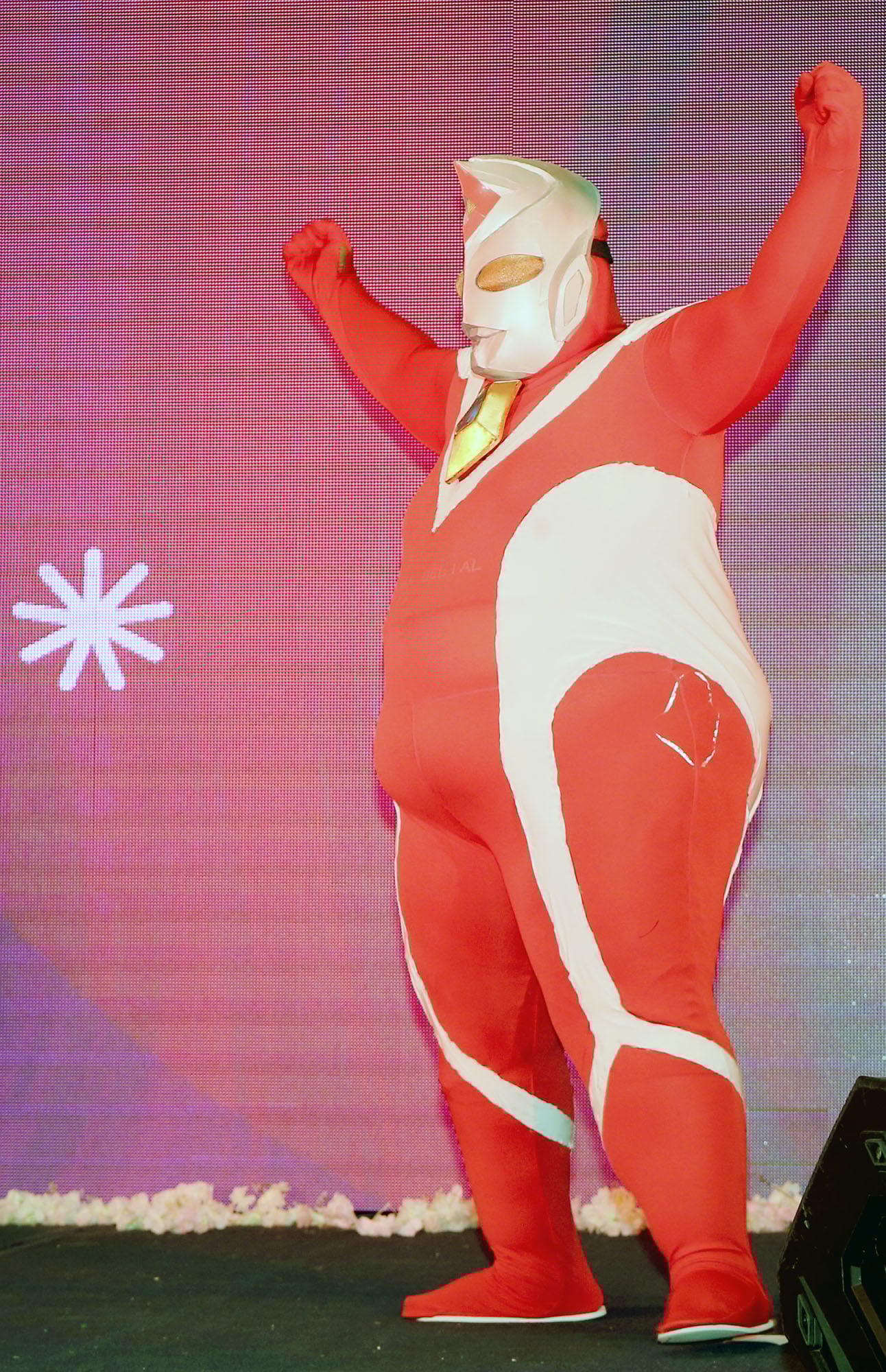 全国版/未签/法基里扮咸蛋超人爆红 被嘲“肥超人”依然勇于追梦