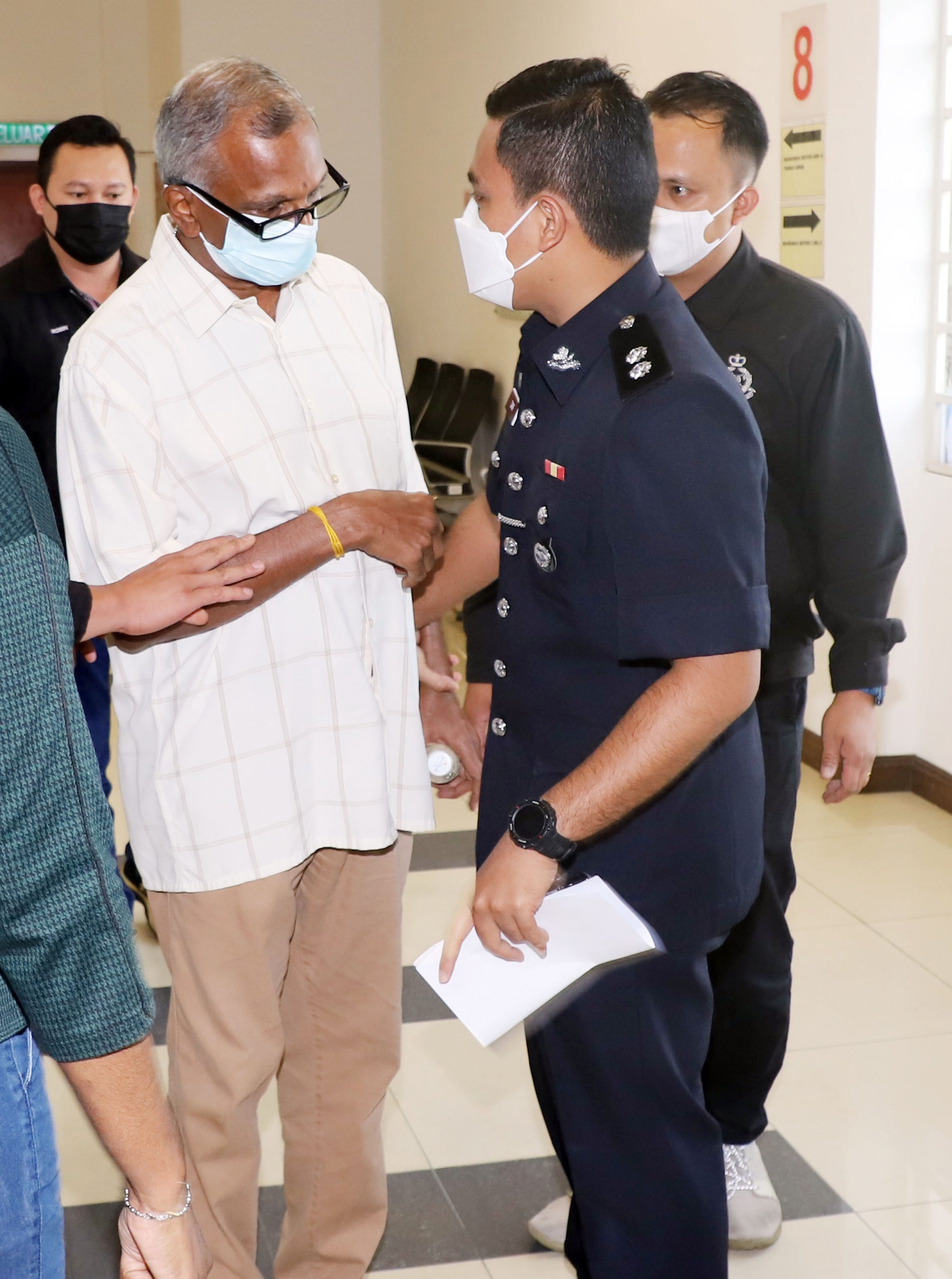 全国/退休技工涉非法取得活动收益，面控12罪状！