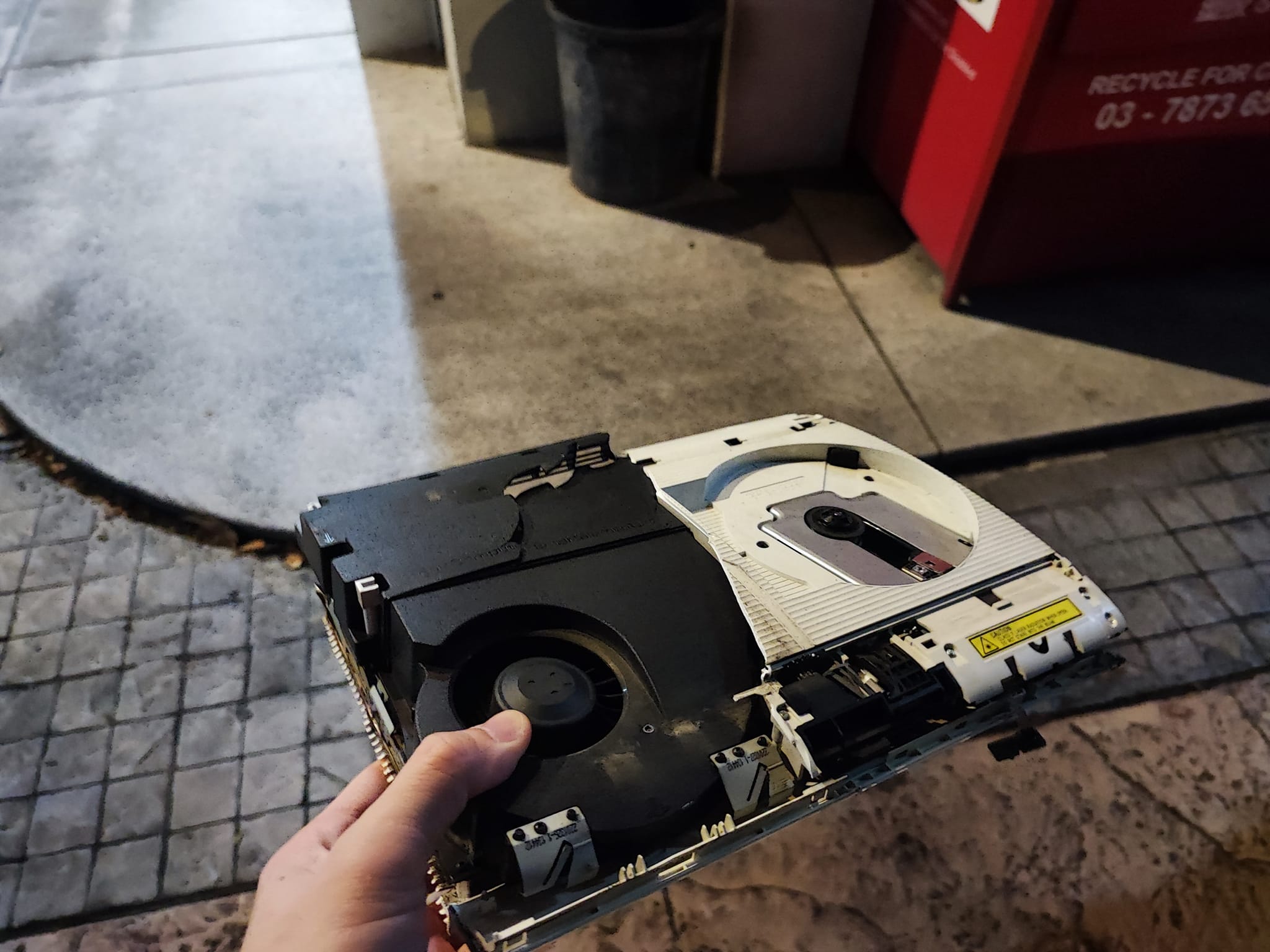 公寓载客被PS4砸中车 “砸中路人就7天后回魂了!”