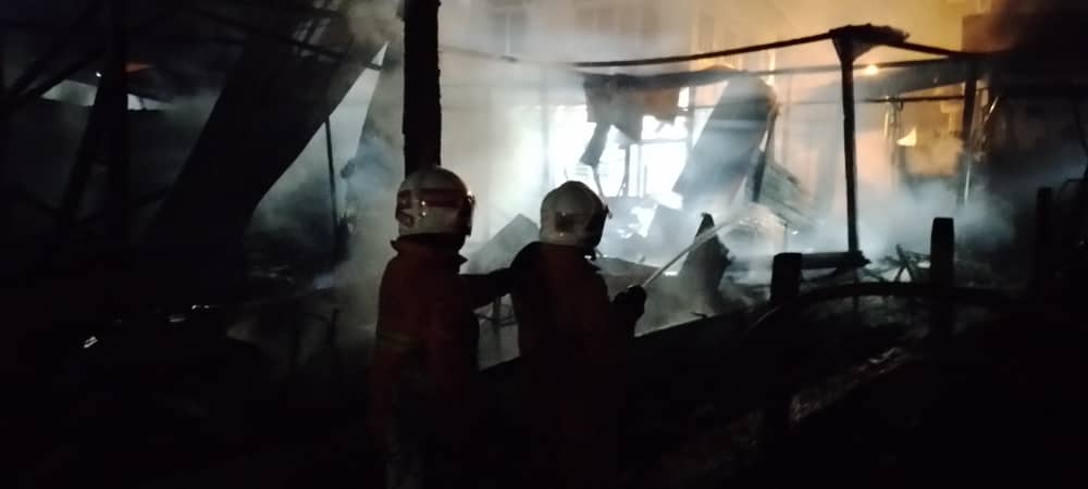 其中一间90%遭烧毁 仕林河新村3住宅火灾