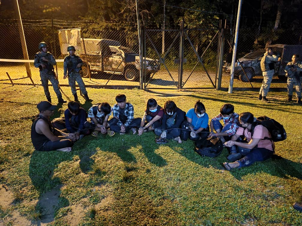 军队巡逻边境立功 捕28缅偷渡客