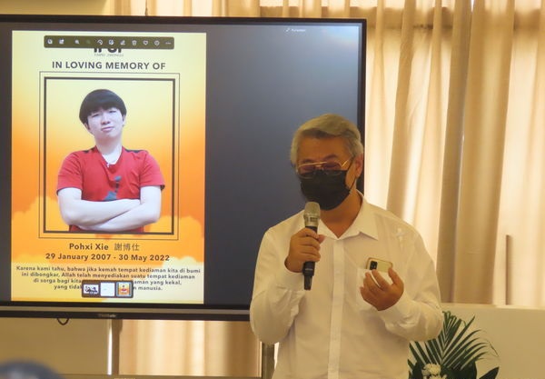 冠病康复回校昏倒猝逝 少年被迫穿著校服火化